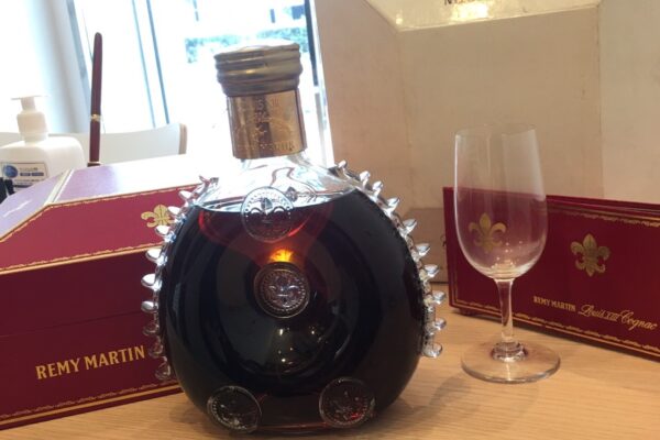 三重県鈴鹿市のお客様からレミーマルタン ルイ13世 ベリーオールド グラス付きを買取しました！（2021.9.10）